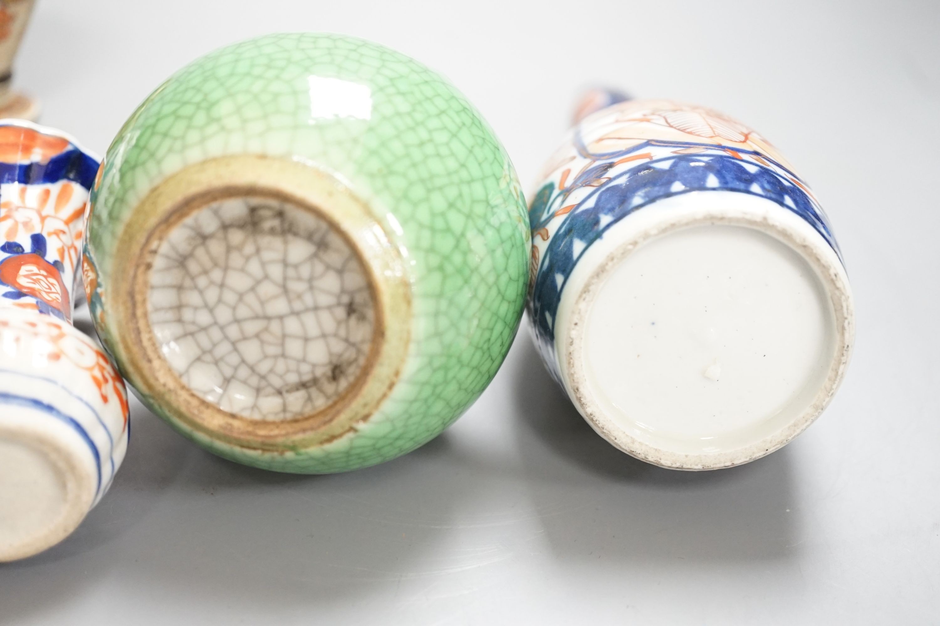 A Chinese green double gourd crackleware vase, a famille rose jar and cover and two Japanese vases, tallest 19.5cm (5)
